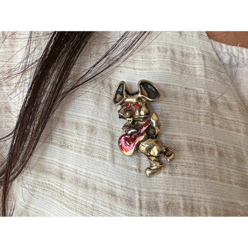 Vintage‎ 80s silver mouse with a guitar pin brooch